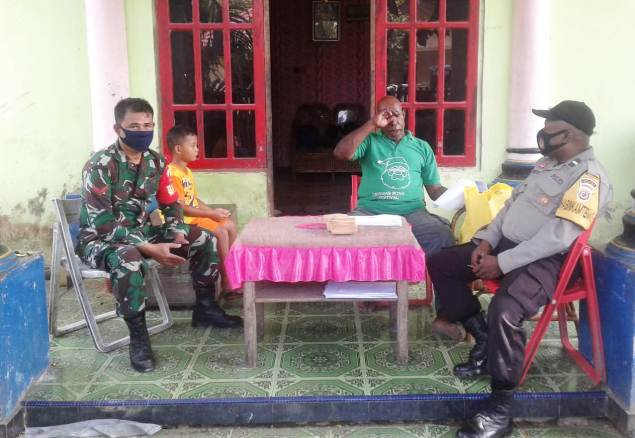 Bhabinkamtibmas Kampung Sarmo kawal pembagian&nbsp;BLT